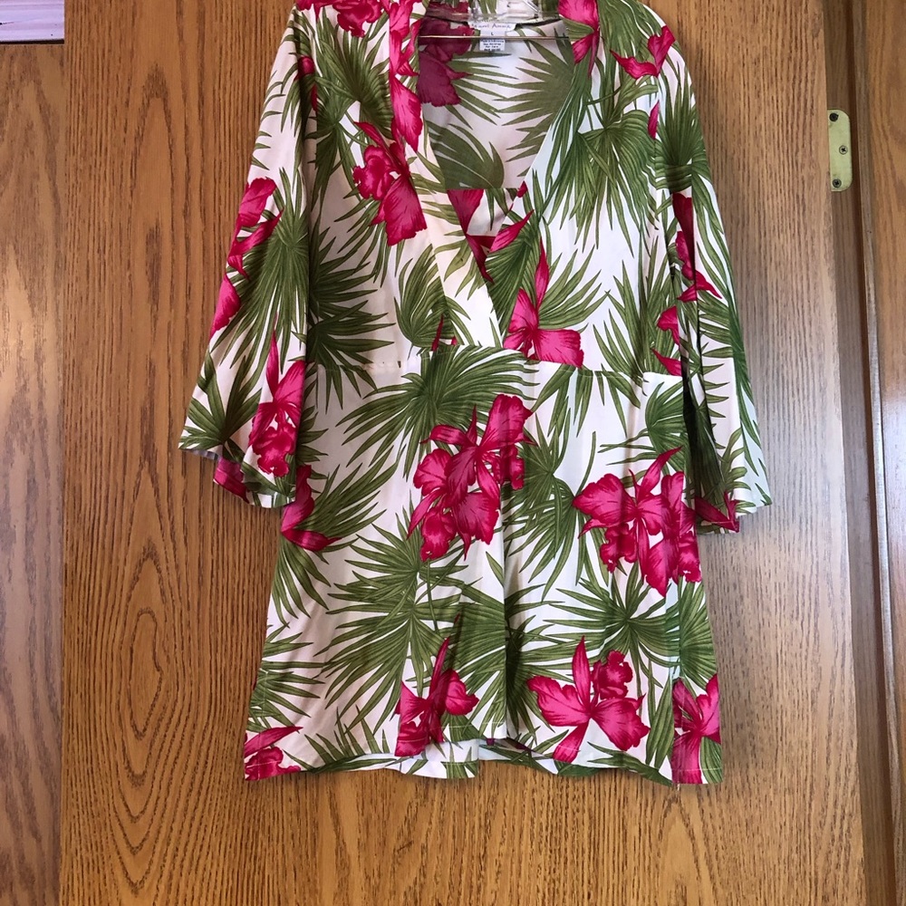 Maui Anna shirt.  Hawaiian print shirt. Size L